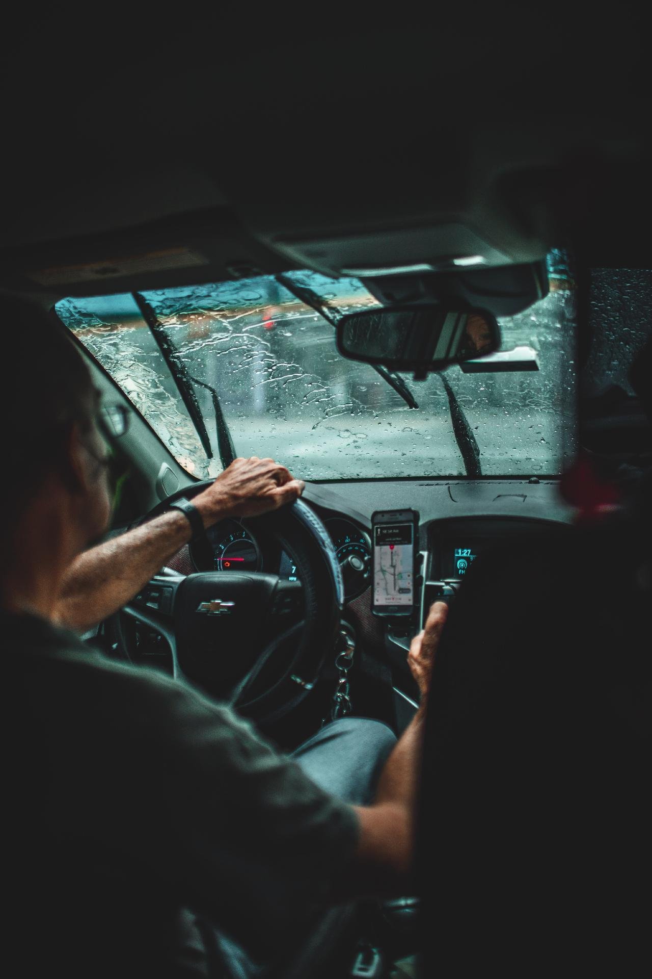 Motorista de app ao volante — Move Brasil e a realidade do crédito